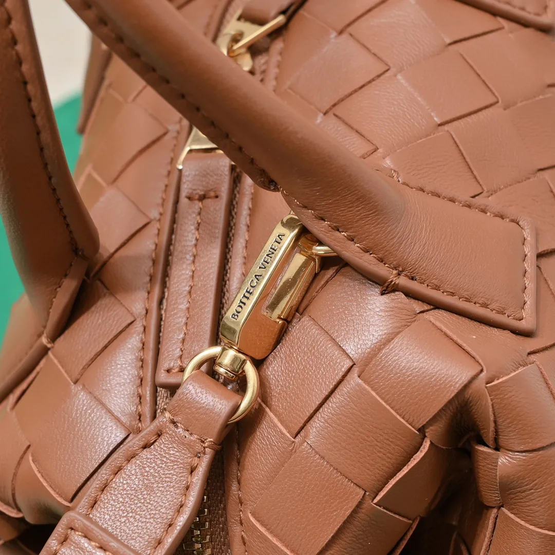 Batch 1560 #Bv Small Intrecciato woven leather bowling bag with detachable crossbody strap, single interior flat pocket, zipper closure "Classic weaving craftsmanship" is an indispensable symbol of the brand🔥. The meticulous weaving craftsmanship not only makes the bucket bag show a sense of high-end, but also adds a sense of agility to it, exuding a simple and elegant beauty. It is made of soft and delicate sheepskin texture. It is light and comfortable, and reveals a sense of high-end everywhere. The color matching is refreshing and clean, and the upper body is aged~concave shape! A bowling bag that can be used for both work and leisure. Size: 20.5*15.5*10cm, model: 7460#